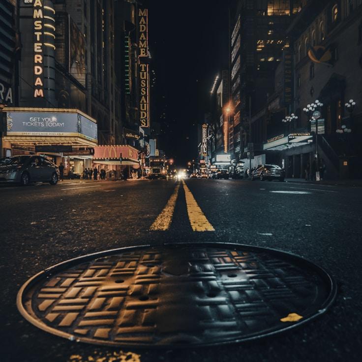 Parents evaluating schools in France